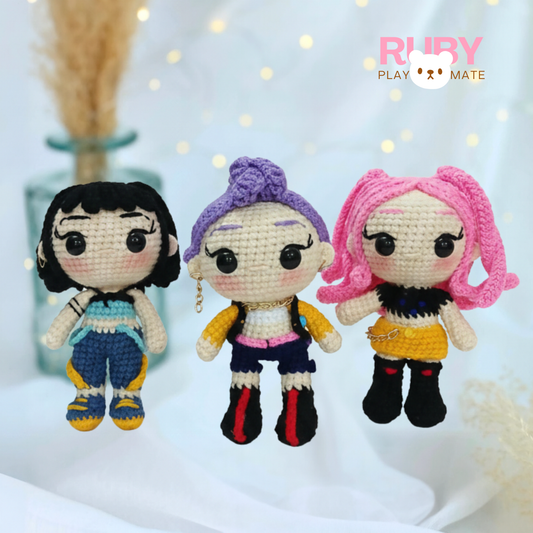 Small kpop dolls and keychains